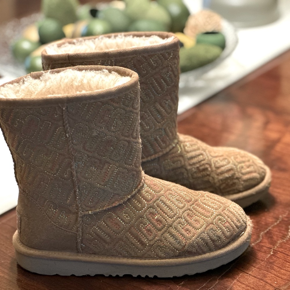 UGG classic II Graphic stitch short boot